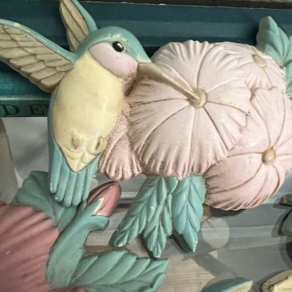 Set of three vintage Burwood MCM hummingbirds and floral hangings. - Picture 4 of 10